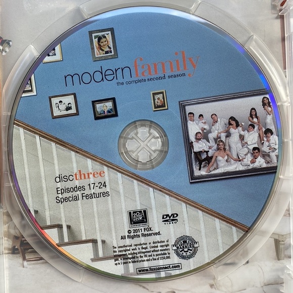 Modern Family Complete 2nd season - Picture 4 of 5